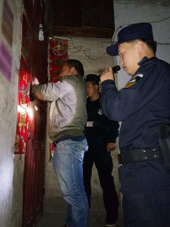 金华粗心妈妈误将幼女锁家中 民警全城寻开锁师傅开门